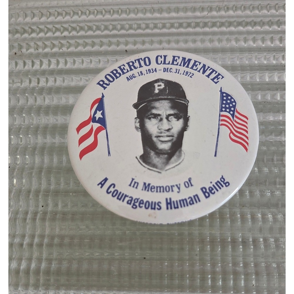 Vintage Roberto Clemente Memorial Pin Pittsburgh Pirates Baseball Memorabilia